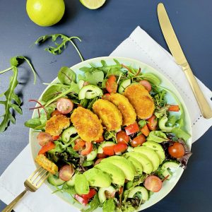 maaltijdsalade met nuggets en avocado