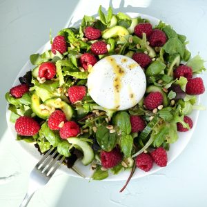 Salade met burrata en frambozen