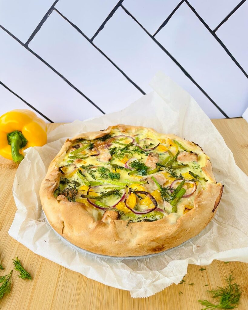 Hartige taart met groene asperges