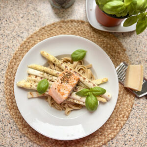 Witte asperges met volkoren pasta